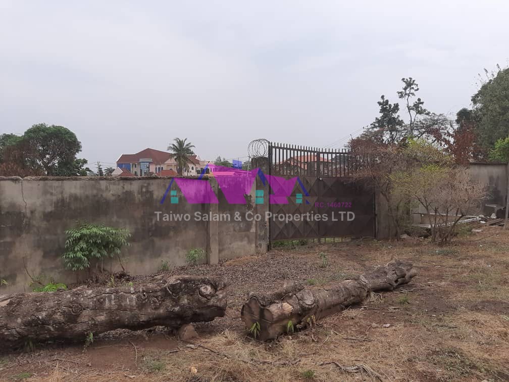 Acre of land of 3300m² fence with gate at Agodi GRA Ibadan