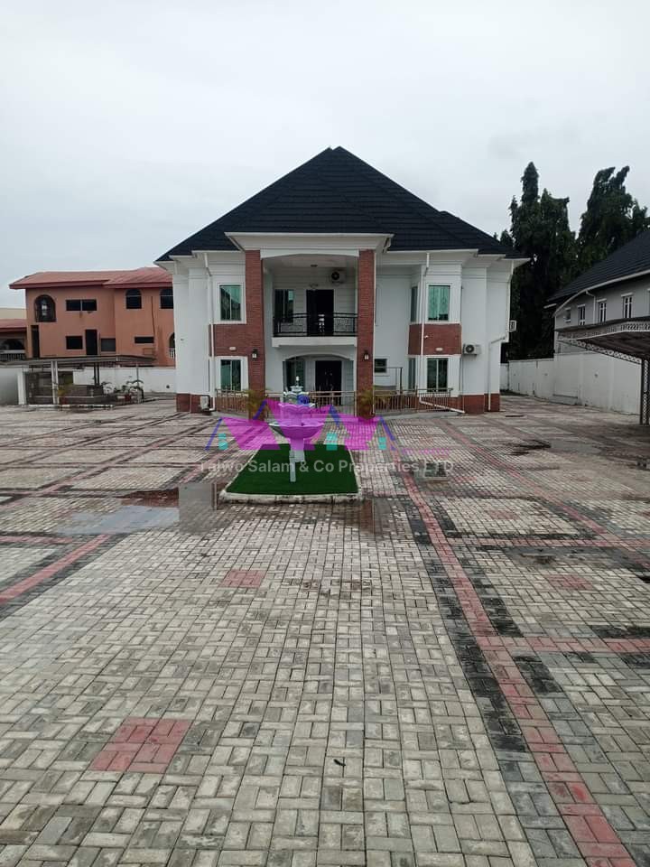 7 bedrooms duplex with BQ and  pool in Jericho GRA Ibadan