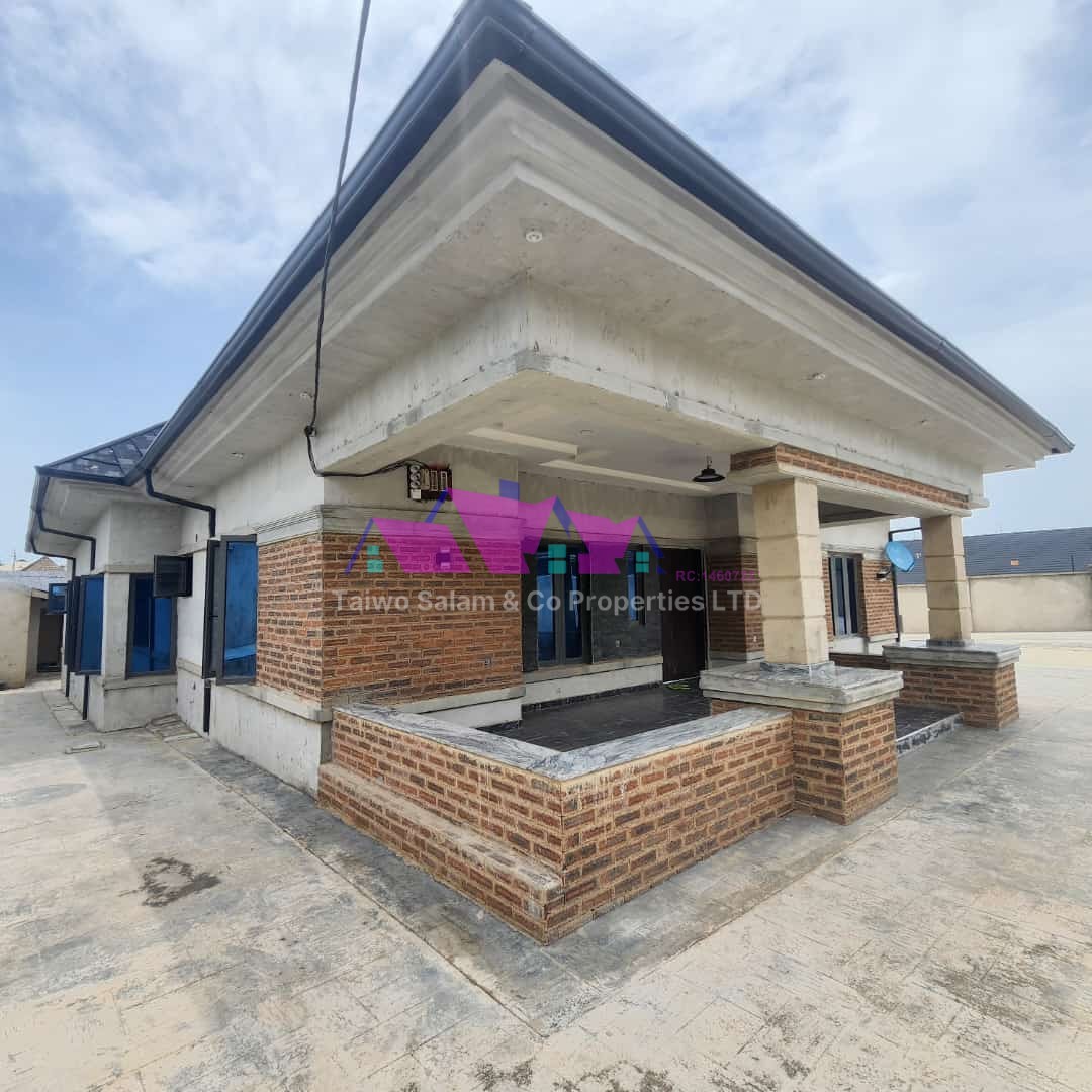 4 bedroom bungalow with swimming pool at Odo ona akala express way Ibadan