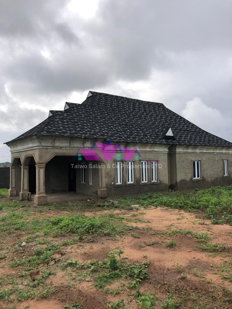 3 bedroom bungalow on 2 plot of land at mogaji  town oyo, Oyo