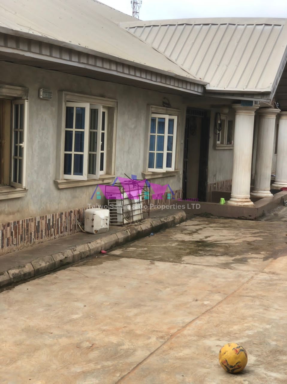 Twin flat of 3 bedroom and BQ with CofO at Ologuneru Area Ibadan