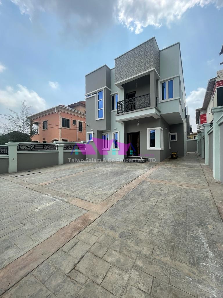 4 bedrooms / 5 baths fully detached duplex home in a fully residential estate within Akobo