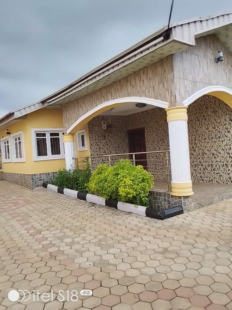 4 bedroom detached bungalow with bq