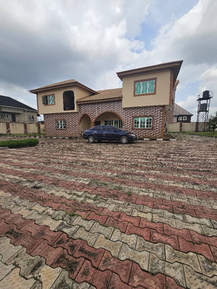 5 bedrooms / 6 baths fully detached duplex home