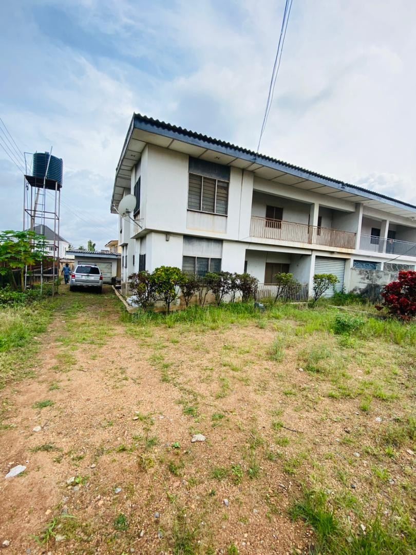 700sqm of land with old building structure