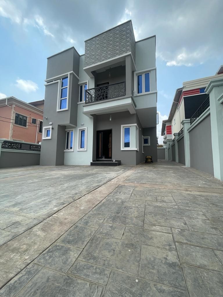 4 bedrooms / 5 baths fully detached duplex home
