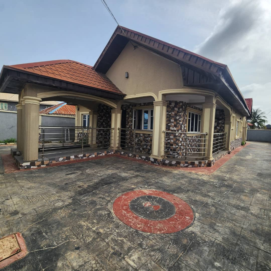 4 Bedrooms Bungalow