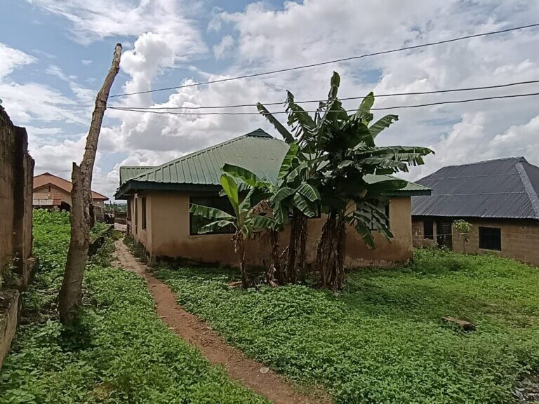 3 Bedroom Detached Bungalow with Shop