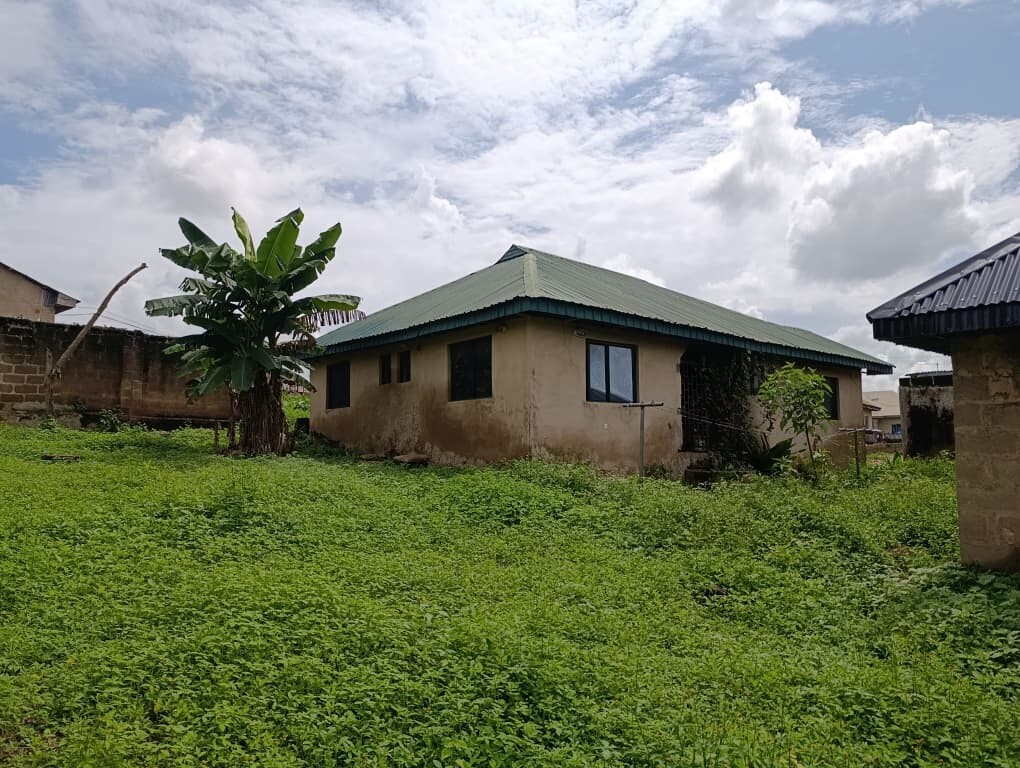 3 Bedroom Detached Bungalow with Shop β image 1